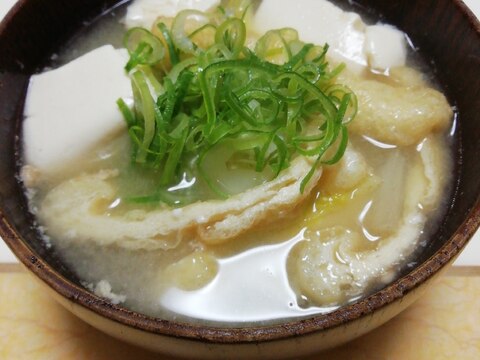 豆腐と白菜と油揚げの麦味噌汁